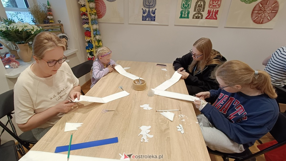 Warsztaty Etnodizajn po kurpiowsku w Muzeum Kultury Kurpiowskiej [02.07.2023] - zdjęcie #2 - eOstroleka.pl