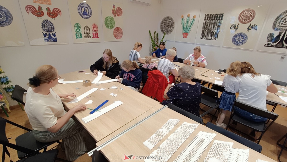 Warsztaty Etnodizajn po kurpiowsku w Muzeum Kultury Kurpiowskiej [02.07.2023] - zdjęcie #6 - eOstroleka.pl