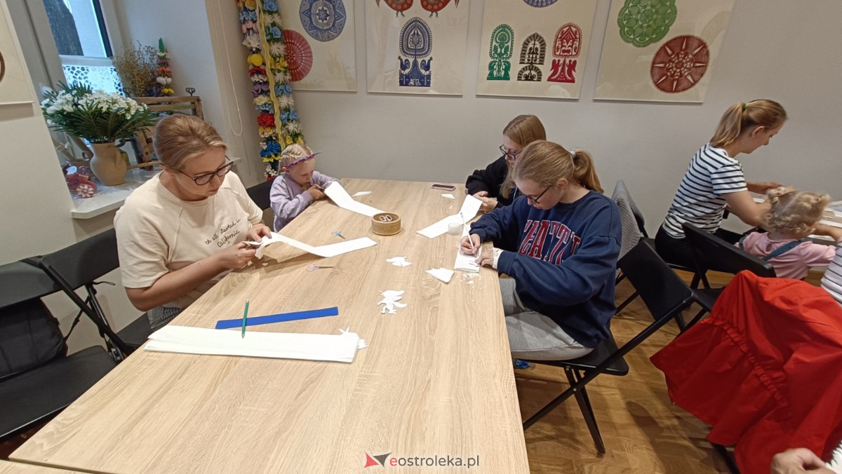 Warsztaty Etnodizajn po kurpiowsku w Muzeum Kultury Kurpiowskiej [02.07.2023] - zdjęcie #10 - eOstroleka.pl