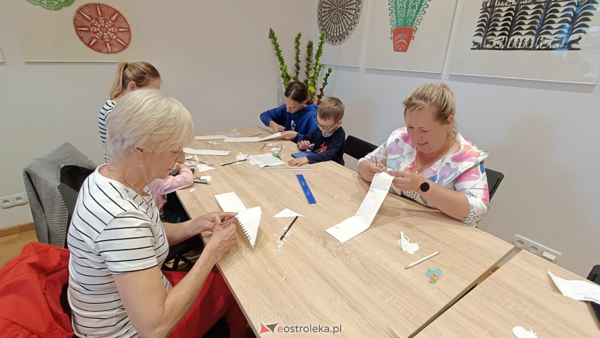 Warsztaty Etnodizajn po kurpiowsku w Muzeum Kultury Kurpiowskiej [02.07.2023] - zdjęcie #13 - eOstroleka.pl