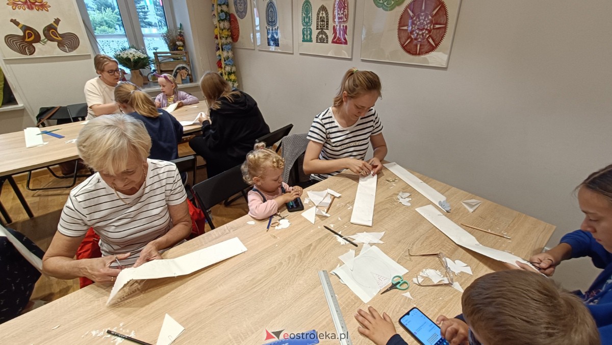 Warsztaty Etnodizajn po kurpiowsku w Muzeum Kultury Kurpiowskiej [02.07.2023] - zdjęcie #12 - eOstroleka.pl