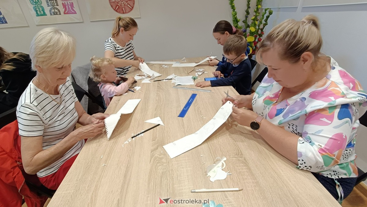 Warsztaty Etnodizajn po kurpiowsku w Muzeum Kultury Kurpiowskiej [02.07.2023] - zdjęcie #15 - eOstroleka.pl