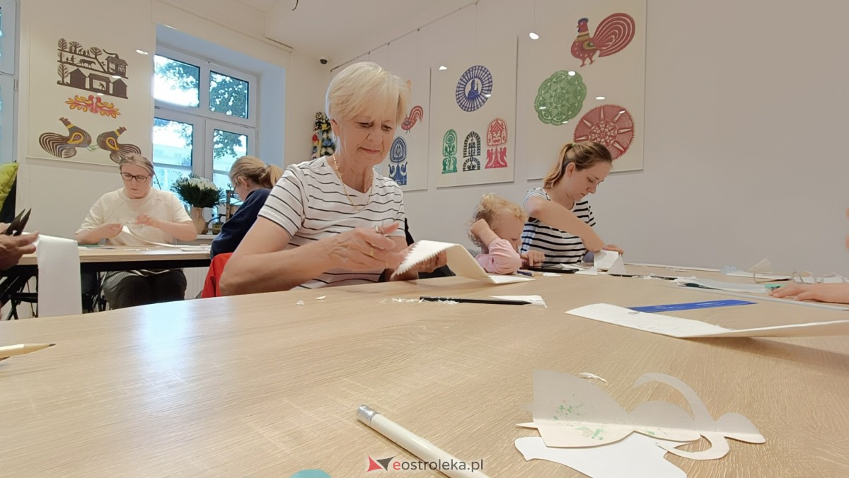 Warsztaty Etnodizajn po kurpiowsku w Muzeum Kultury Kurpiowskiej [02.07.2023] - zdjęcie #14 - eOstroleka.pl