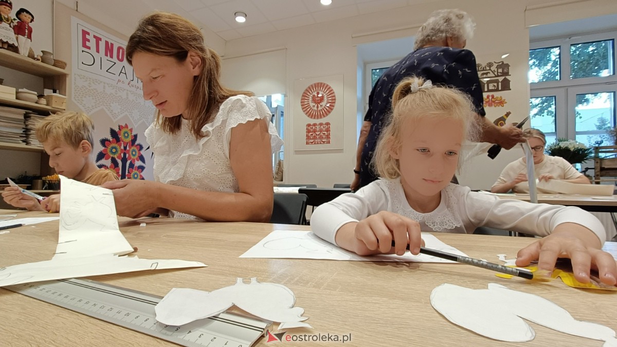 Warsztaty Etnodizajn po kurpiowsku w Muzeum Kultury Kurpiowskiej [02.07.2023] - zdjęcie #16 - eOstroleka.pl