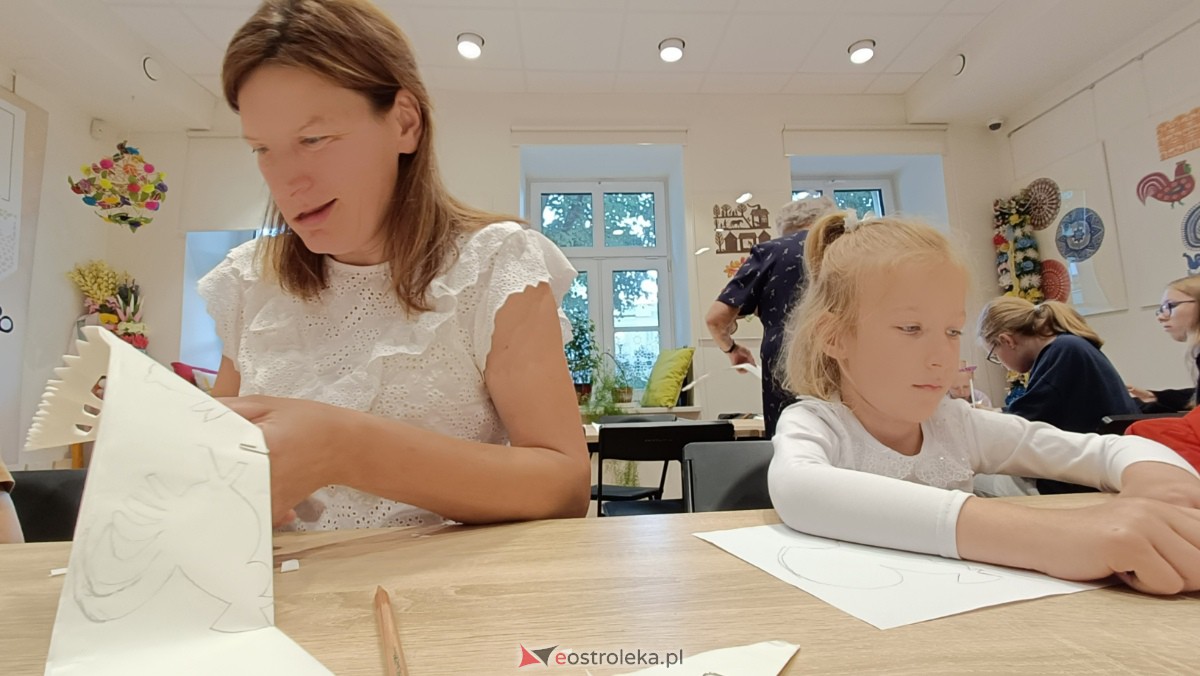 Warsztaty Etnodizajn po kurpiowsku w Muzeum Kultury Kurpiowskiej [02.07.2023] - zdjęcie #19 - eOstroleka.pl