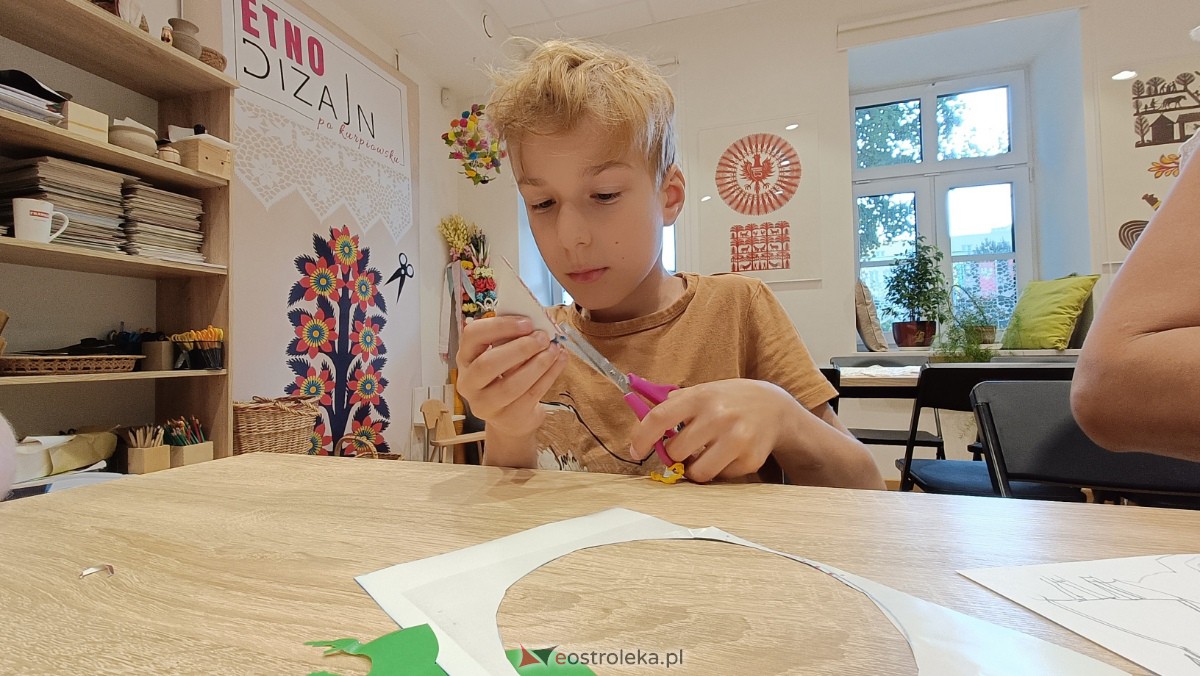 Warsztaty Etnodizajn po kurpiowsku w Muzeum Kultury Kurpiowskiej [02.07.2023] - zdjęcie #18 - eOstroleka.pl