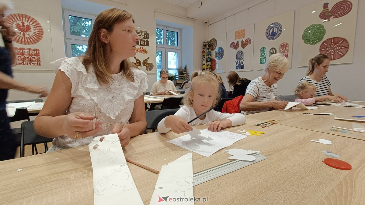 Warsztaty Etnodizajn po kurpiowsku w Muzeum Kultury Kurpiowskiej [02.07.2023] - zdjęcie #17 - eOstroleka.pl