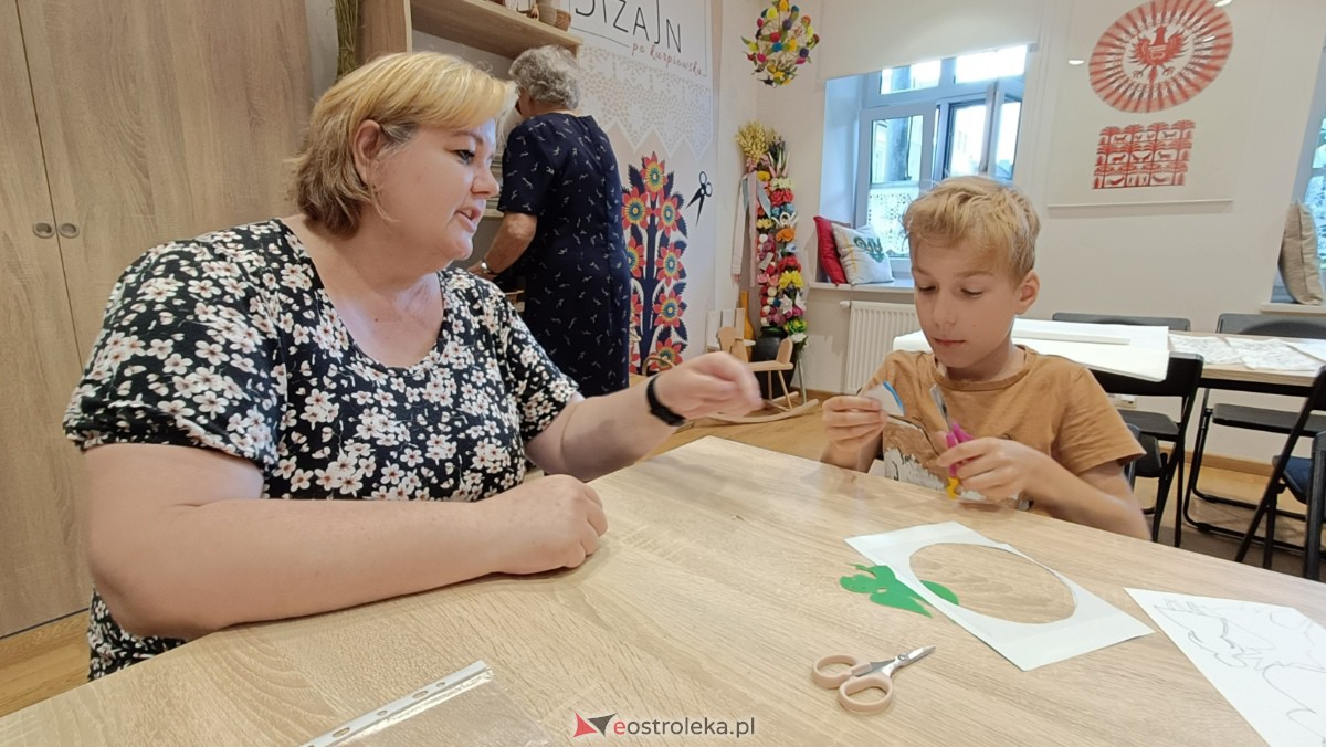 Warsztaty Etnodizajn po kurpiowsku w Muzeum Kultury Kurpiowskiej [02.07.2023] - zdjęcie #20 - eOstroleka.pl