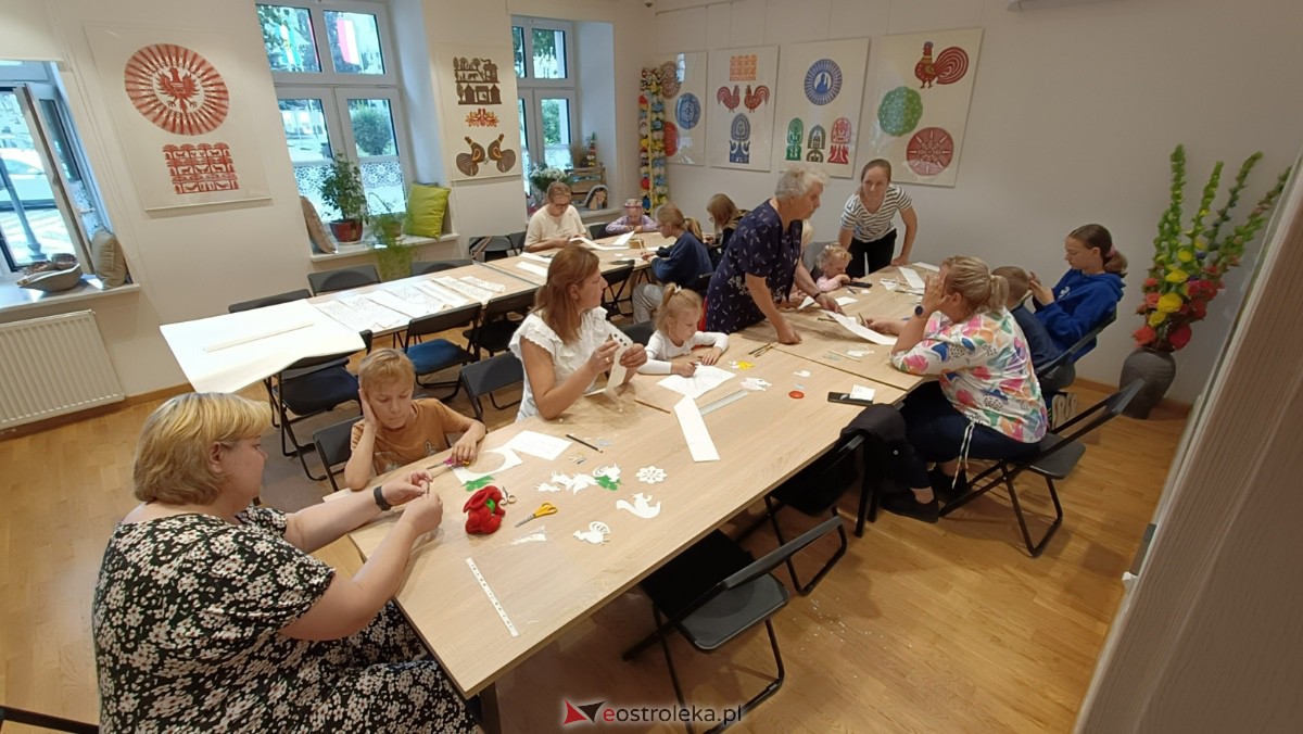 Warsztaty Etnodizajn po kurpiowsku w Muzeum Kultury Kurpiowskiej [02.07.2023] - zdjęcie #21 - eOstroleka.pl