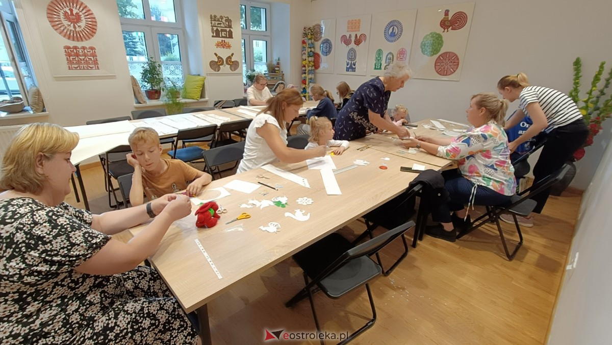 Warsztaty Etnodizajn po kurpiowsku w Muzeum Kultury Kurpiowskiej [02.07.2023] - zdjęcie #4 - eOstroleka.pl