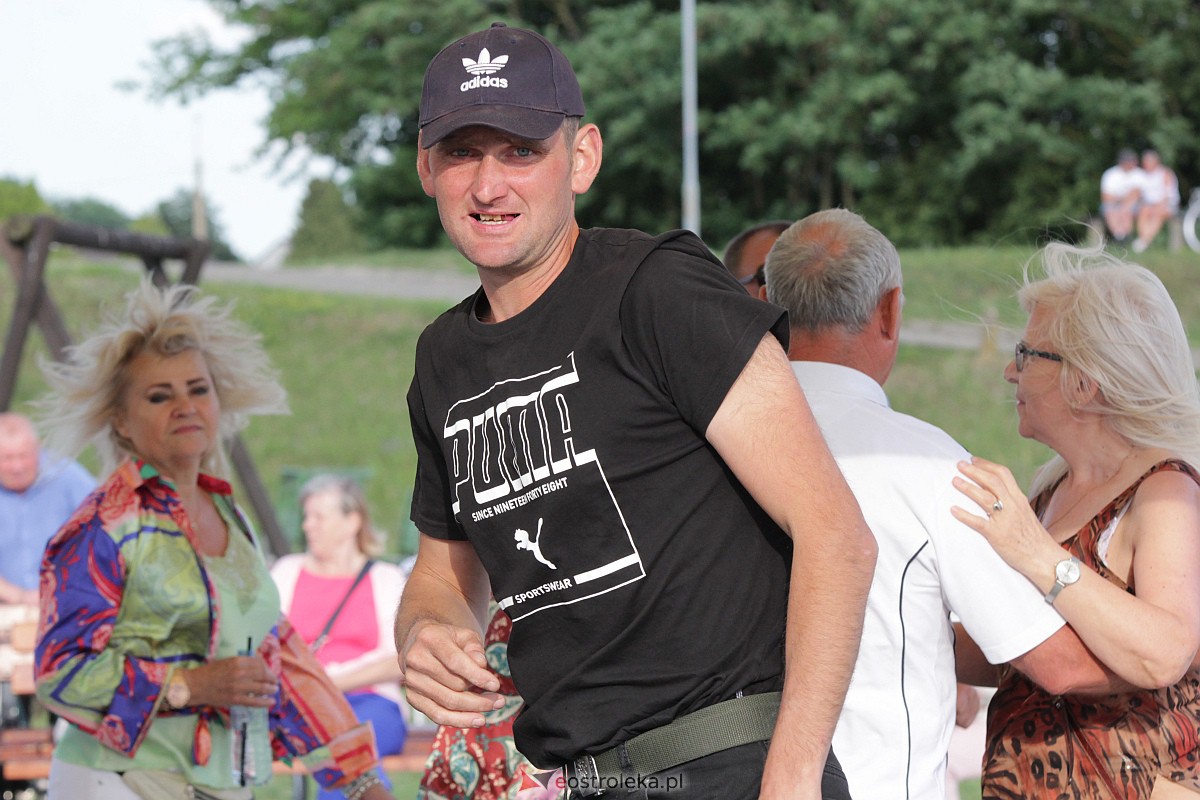 Potańcówka na plaży miejskiej. Królowały rytmy z lat 20-tych [02.07.2023] - zdjęcie #4 - eOstroleka.pl