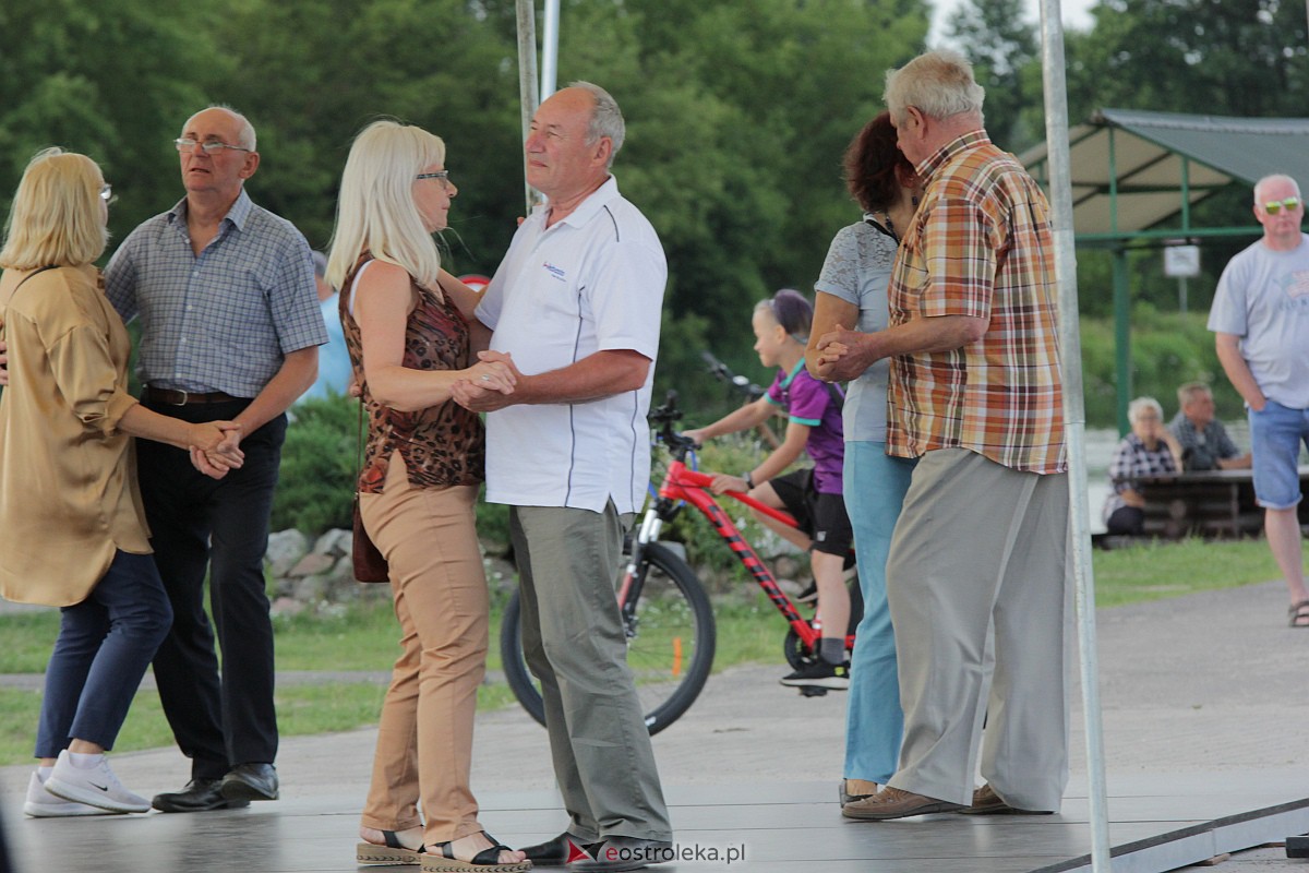 Potańcówka na plaży miejskiej. Królowały rytmy z lat 20-tych [02.07.2023] - zdjęcie #23 - eOstroleka.pl