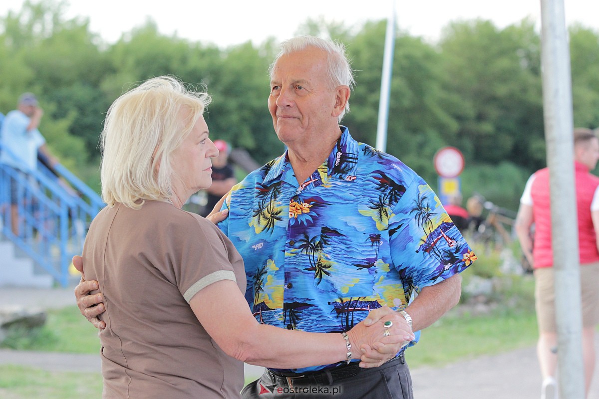 Potańcówka na plaży miejskiej. Królowały rytmy z lat 20-tych [02.07.2023] - zdjęcie #44 - eOstroleka.pl