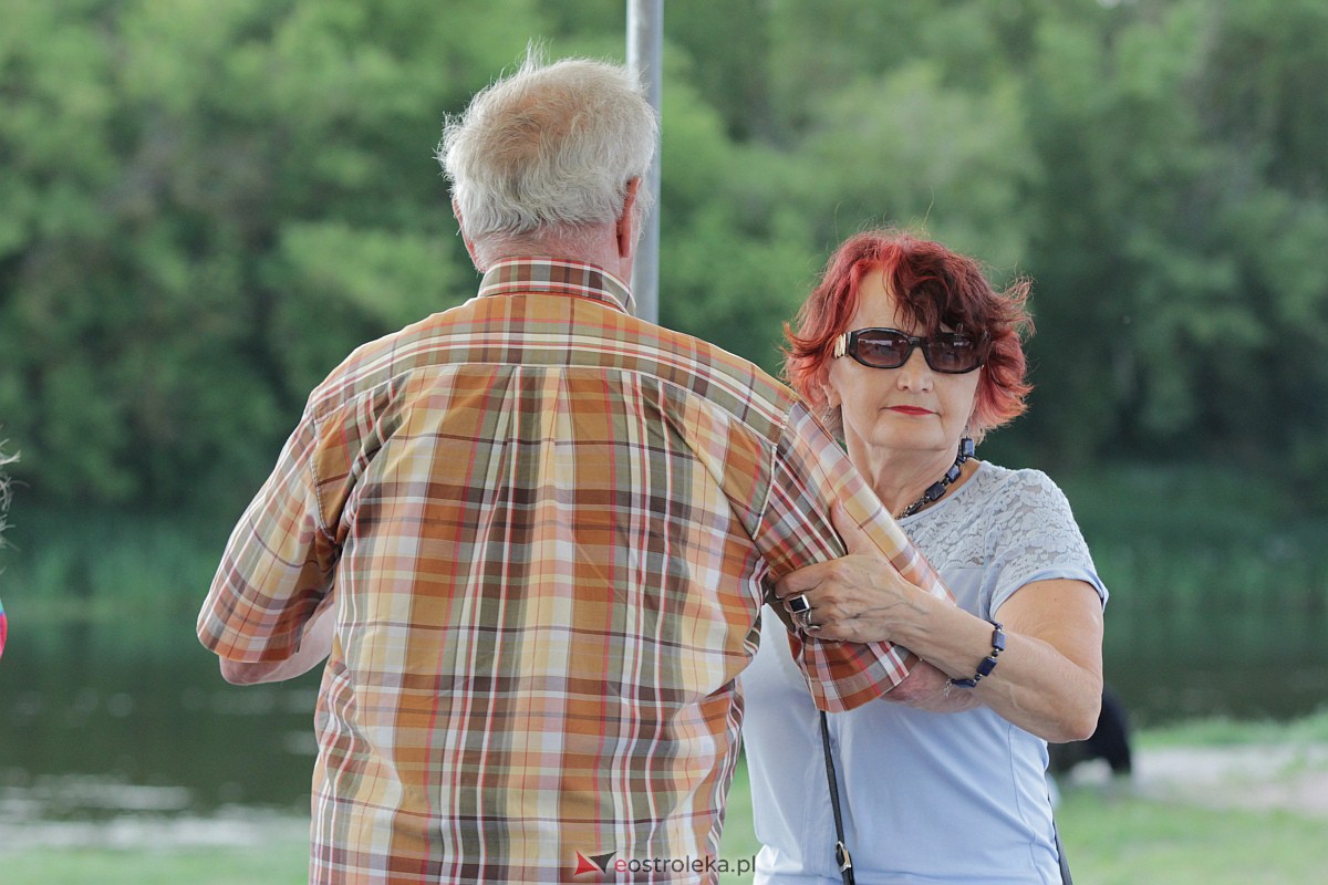 Potańcówka na plaży miejskiej. Królowały rytmy z lat 20-tych [02.07.2023] - zdjęcie #45 - eOstroleka.pl