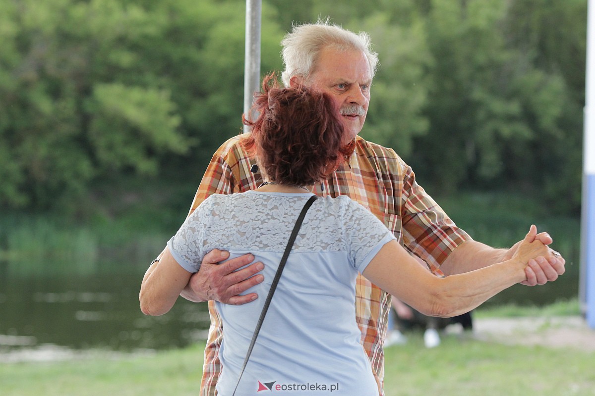 Potańcówka na plaży miejskiej. Królowały rytmy z lat 20-tych [02.07.2023] - zdjęcie #46 - eOstroleka.pl