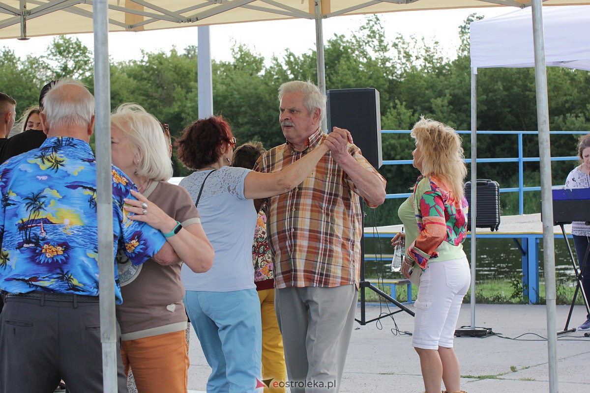 Potańcówka na plaży miejskiej. Królowały rytmy z lat 20-tych [02.07.2023] - zdjęcie #47 - eOstroleka.pl