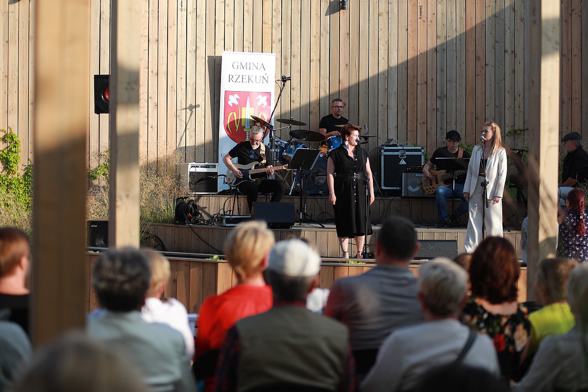 Lato w tężni - recital Anety Żebrowskiej i jej zespołu [02.07.2023] - zdjęcie #61 - eOstroleka.pl