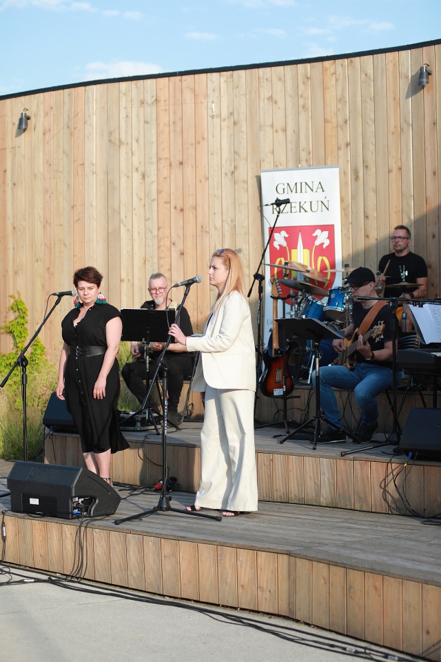Lato w tężni - recital Anety Żebrowskiej i jej zespołu [02.07.2023] - zdjęcie #60 - eOstroleka.pl