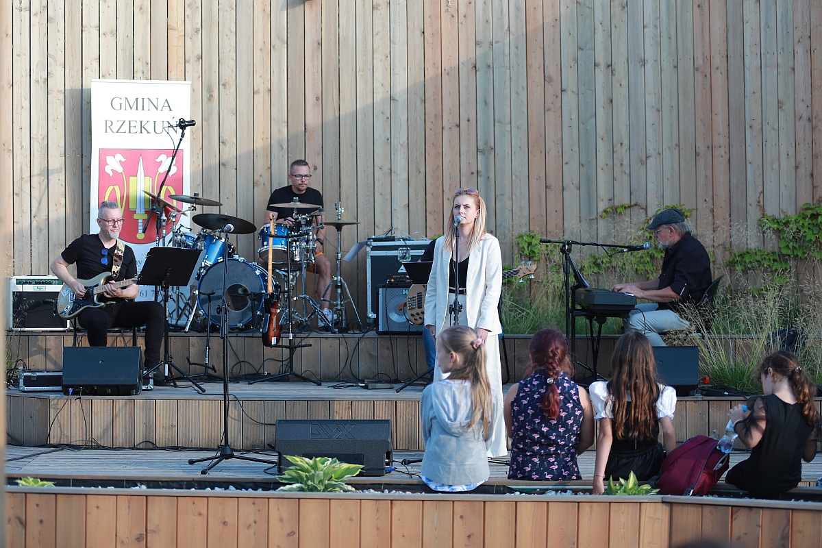 Lato w tężni - recital Anety Żebrowskiej i jej zespołu [02.07.2023] - zdjęcie #43 - eOstroleka.pl