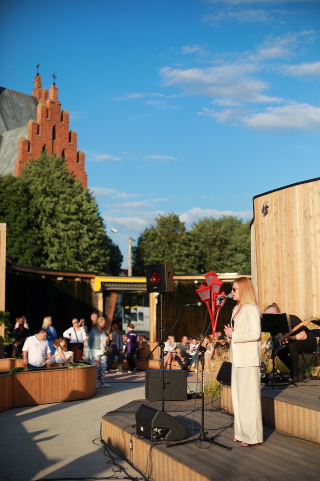 Lato w tężni - recital Anety Żebrowskiej i jej zespołu [02.07.2023] - zdjęcie #23 - eOstroleka.pl