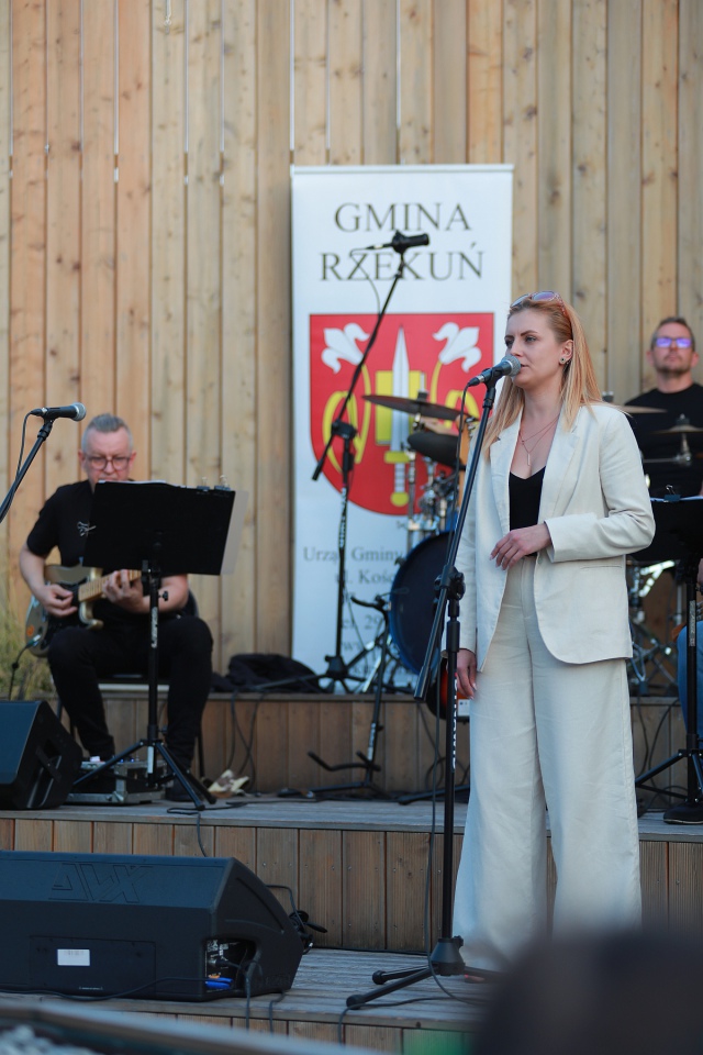 Lato w tężni - recital Anety Żebrowskiej i jej zespołu [02.07.2023] - zdjęcie #13 - eOstroleka.pl