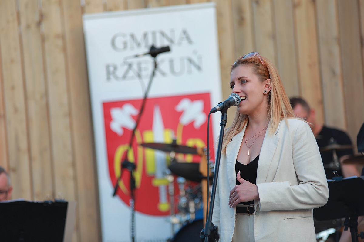 Lato w tężni - recital Anety Żebrowskiej i jej zespołu [02.07.2023] - zdjęcie #12 - eOstroleka.pl