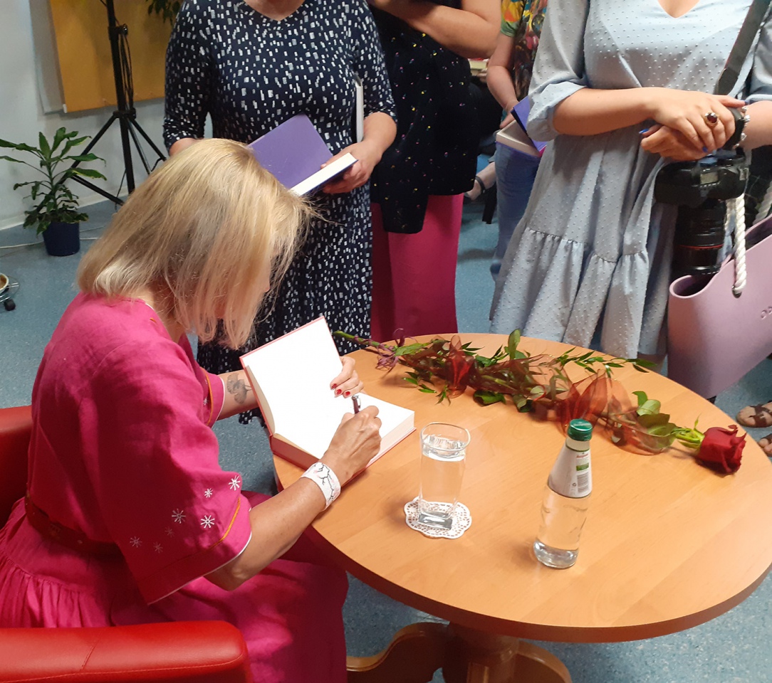 Joanna Bator w Miejskiej Bibliotece Publicznej w Ostrołęce [4.07.2023] - zdjęcie #14 - eOstroleka.pl