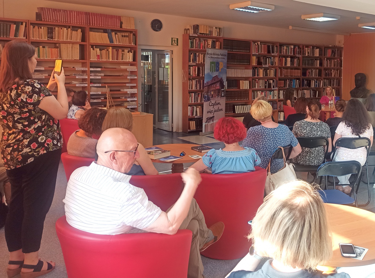 Joanna Bator w Miejskiej Bibliotece Publicznej w Ostrołęce [4.07.2023] - zdjęcie #12 - eOstroleka.pl
