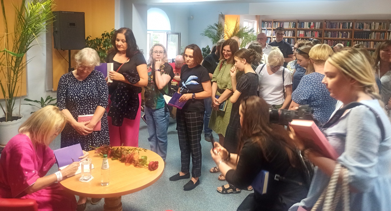 Joanna Bator w Miejskiej Bibliotece Publicznej w Ostrołęce [4.07.2023] - zdjęcie #11 - eOstroleka.pl