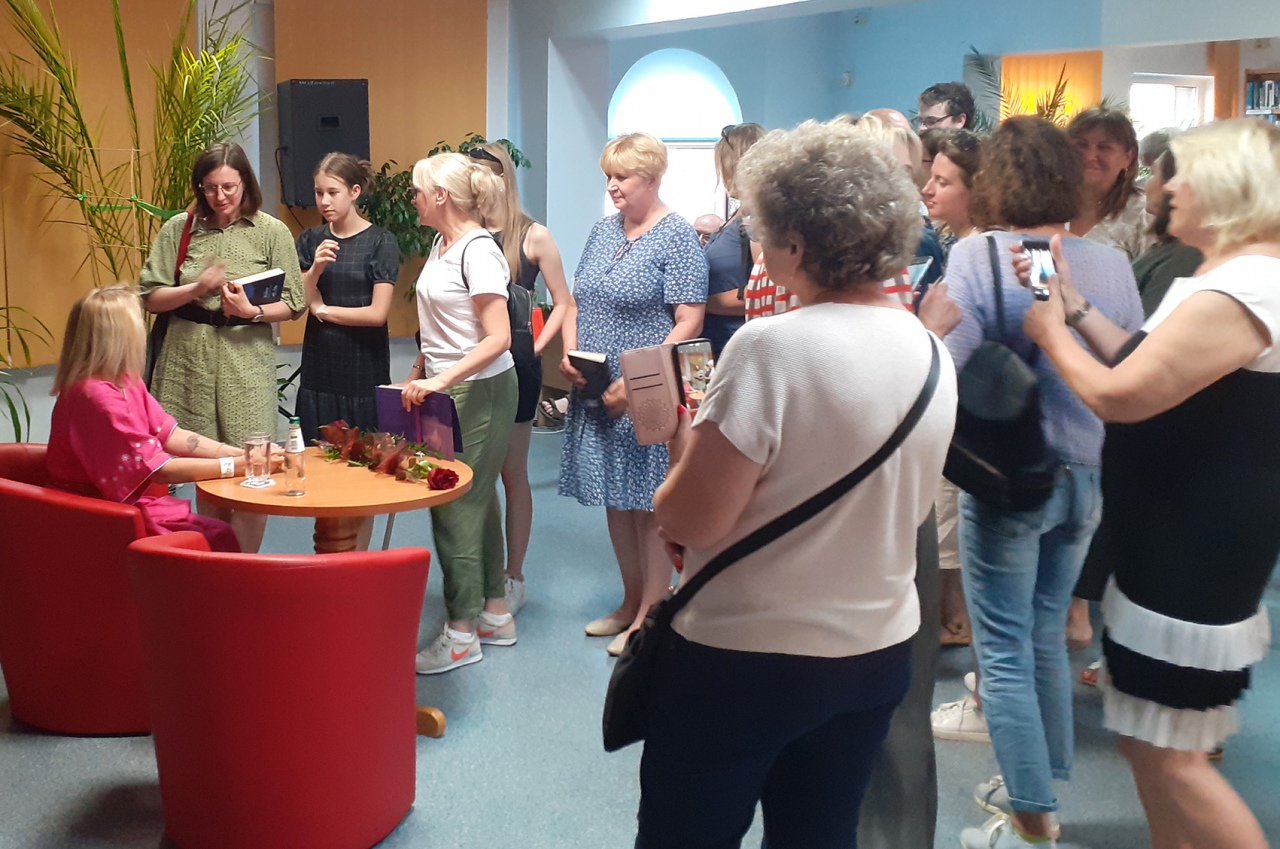 Joanna Bator w Miejskiej Bibliotece Publicznej w Ostrołęce [4.07.2023] - zdjęcie #10 - eOstroleka.pl