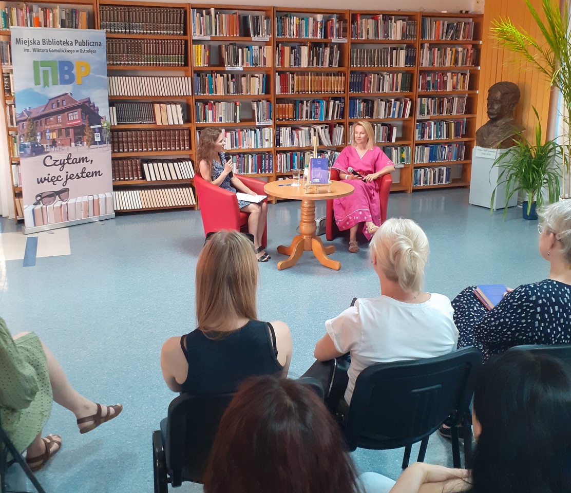 Joanna Bator w Miejskiej Bibliotece Publicznej w Ostrołęce [4.07.2023] - zdjęcie #9 - eOstroleka.pl