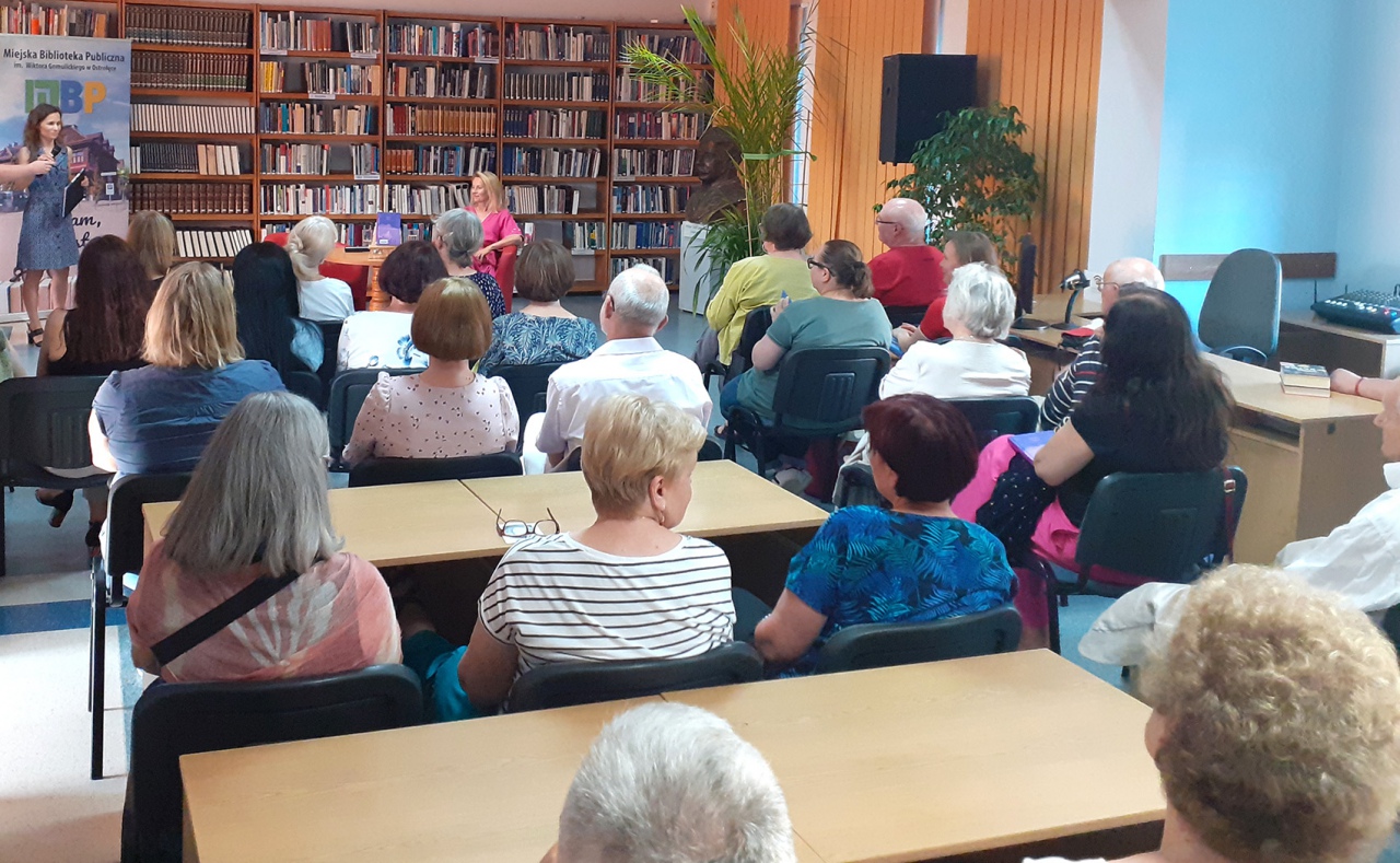 Joanna Bator w Miejskiej Bibliotece Publicznej w Ostrołęce [4.07.2023] - zdjęcie #8 - eOstroleka.pl