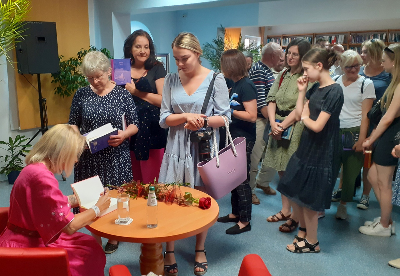 Joanna Bator w Miejskiej Bibliotece Publicznej w Ostrołęce [4.07.2023] - zdjęcie #7 - eOstroleka.pl
