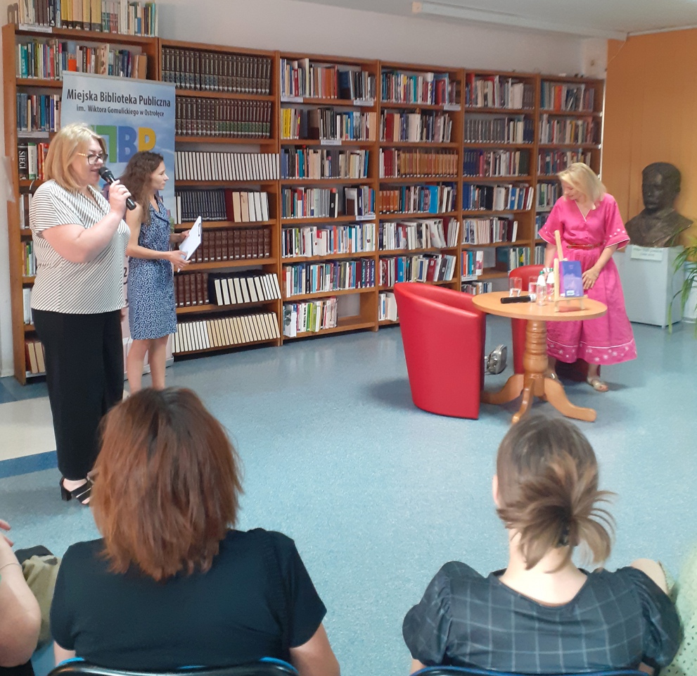 Joanna Bator w Miejskiej Bibliotece Publicznej w Ostrołęce [4.07.2023] - zdjęcie #6 - eOstroleka.pl