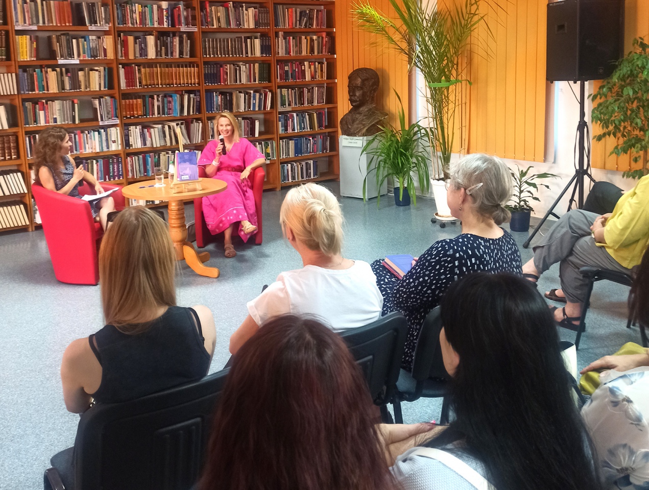 Joanna Bator w Miejskiej Bibliotece Publicznej w Ostrołęce [4.07.2023] - zdjęcie #5 - eOstroleka.pl