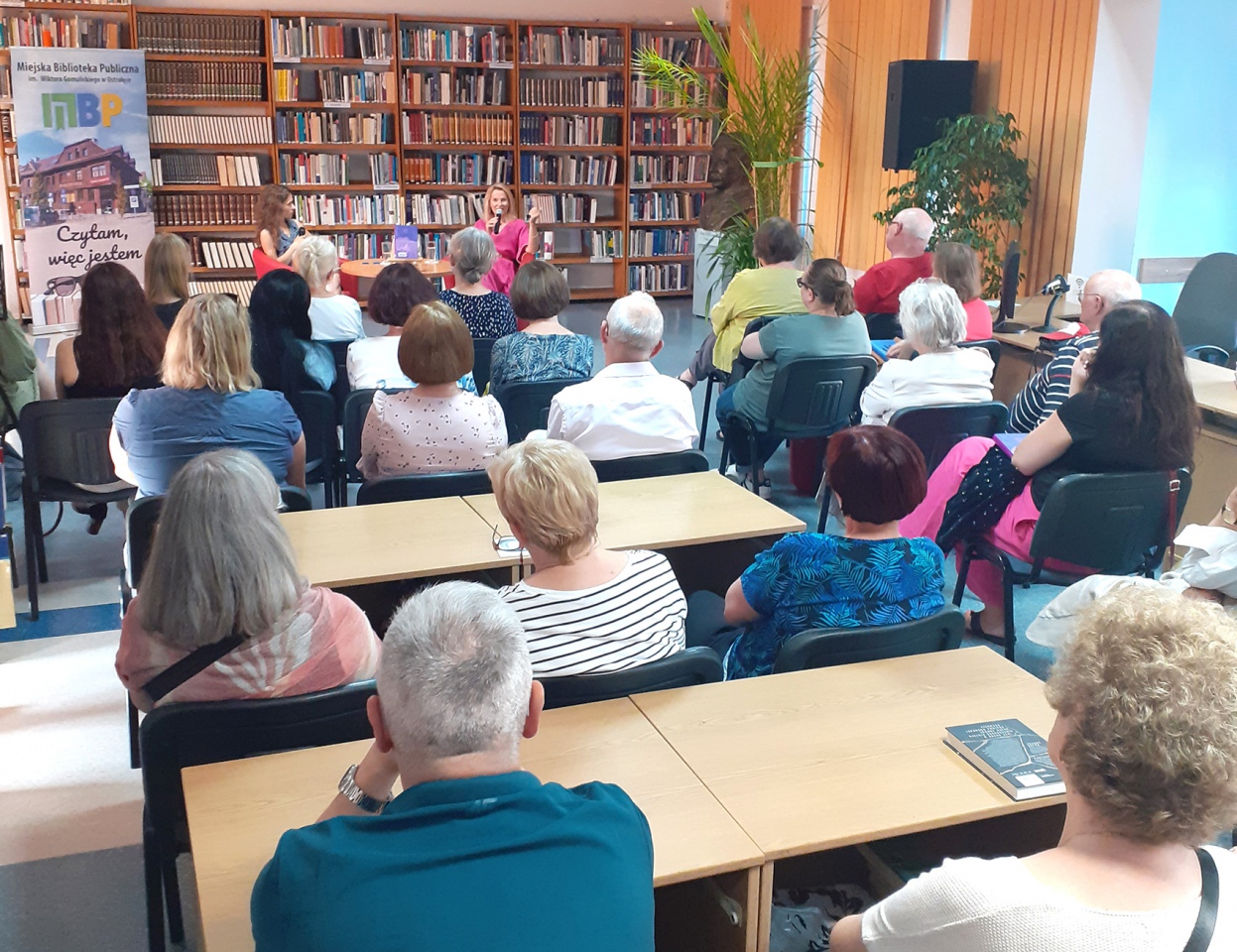 Joanna Bator w Miejskiej Bibliotece Publicznej w Ostrołęce [4.07.2023] - zdjęcie #4 - eOstroleka.pl