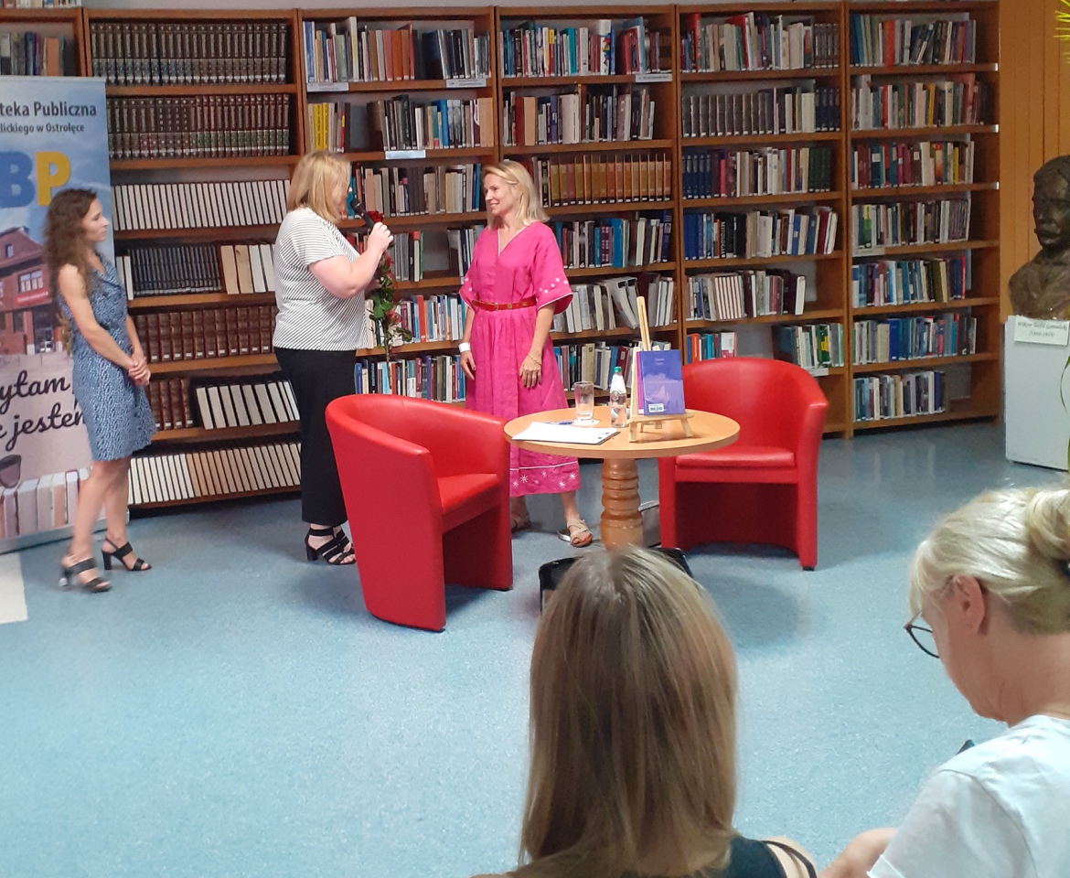 Joanna Bator w Miejskiej Bibliotece Publicznej w Ostrołęce [4.07.2023] - zdjęcie #3 - eOstroleka.pl