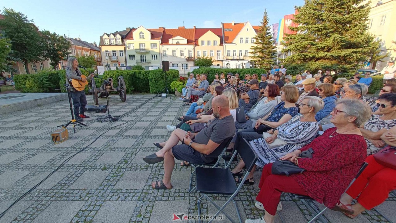 ART Czwartek na Placu Bema - Jan Kondrak Kresowo [06.07.2023] - zdjęcie #23 - eOstroleka.pl