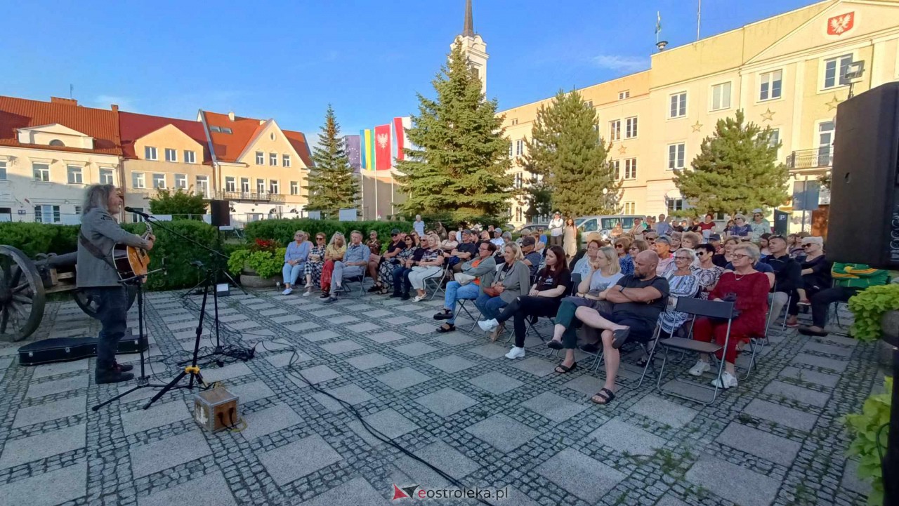 ART Czwartek na Placu Bema - Jan Kondrak Kresowo [06.07.2023] - zdjęcie #6 - eOstroleka.pl