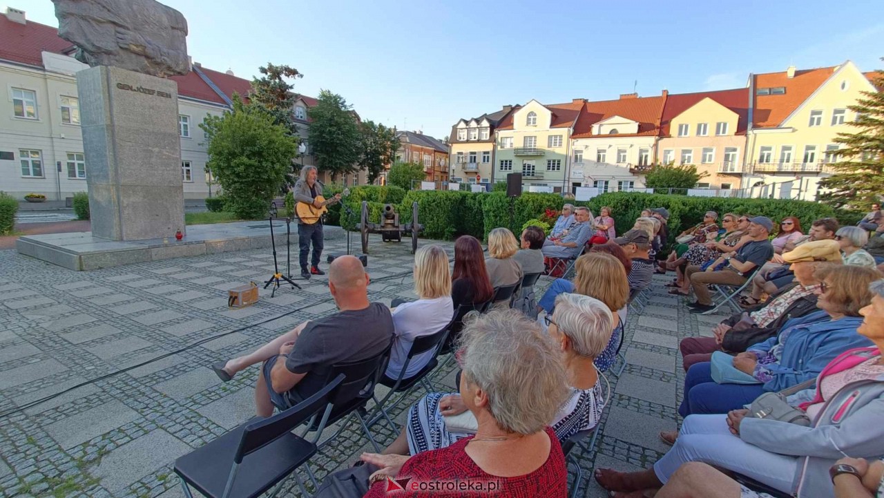 ART Czwartek na Placu Bema - Jan Kondrak Kresowo [06.07.2023] - zdjęcie #20 - eOstroleka.pl