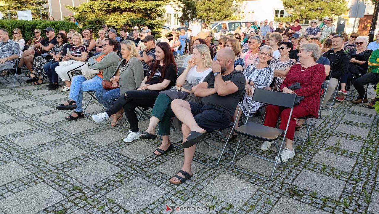 ART Czwartek na Placu Bema - Jan Kondrak Kresowo [06.07.2023] - zdjęcie #18 - eOstroleka.pl