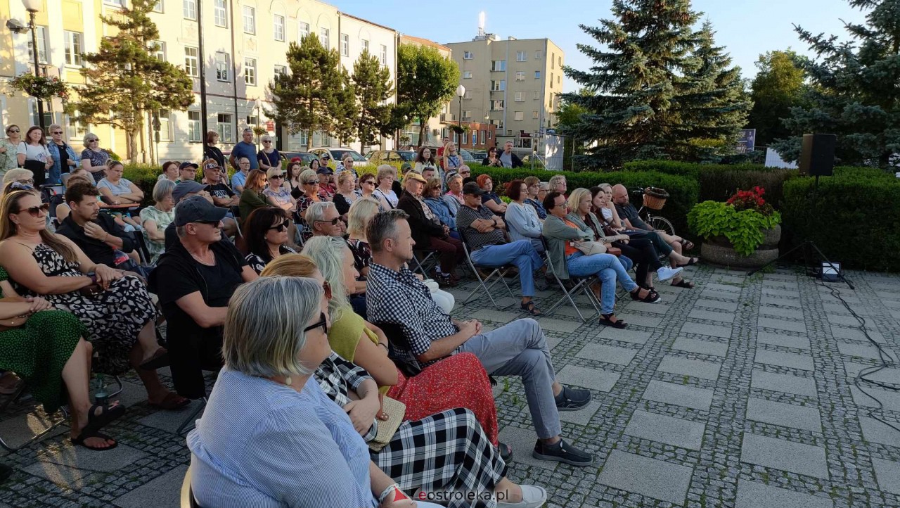 ART Czwartek na Placu Bema - Jan Kondrak Kresowo [06.07.2023] - zdjęcie #13 - eOstroleka.pl
