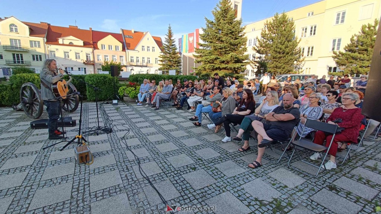 ART Czwartek na Placu Bema - Jan Kondrak Kresowo [06.07.2023] - zdjęcie #13 - eOstroleka.pl