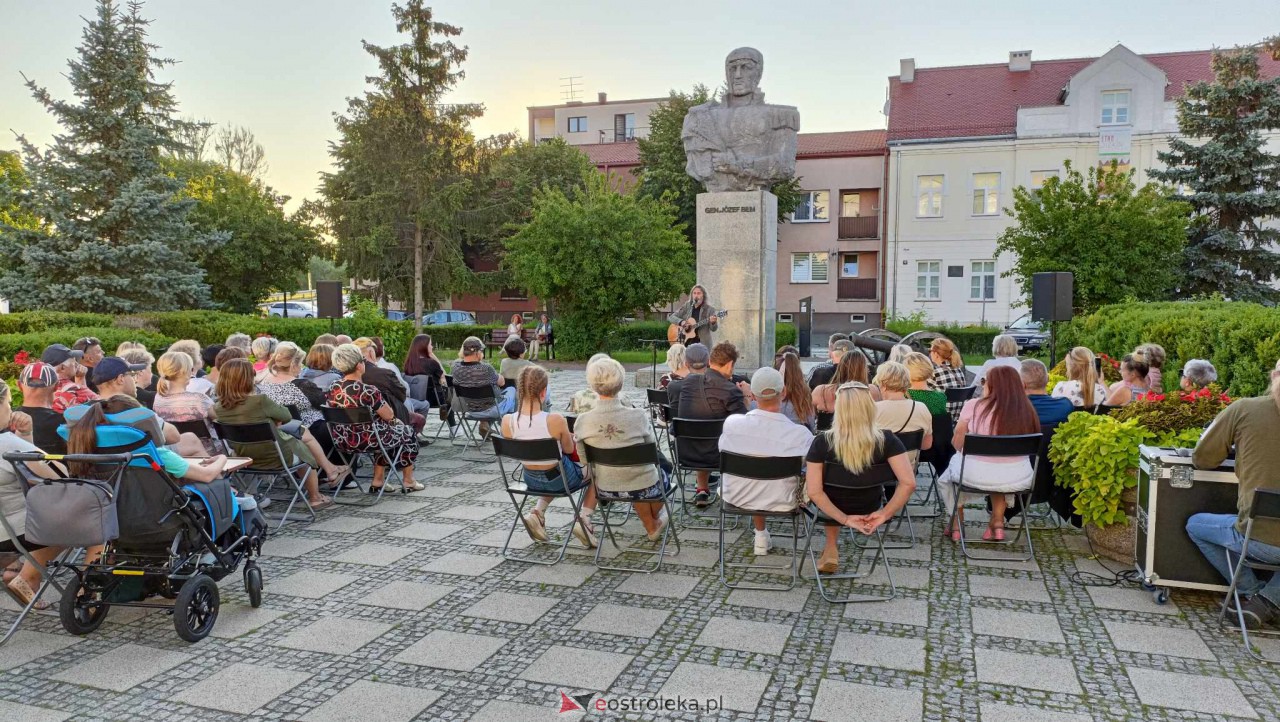 ART Czwartek na Placu Bema - Jan Kondrak Kresowo [06.07.2023] - zdjęcie #24 - eOstroleka.pl