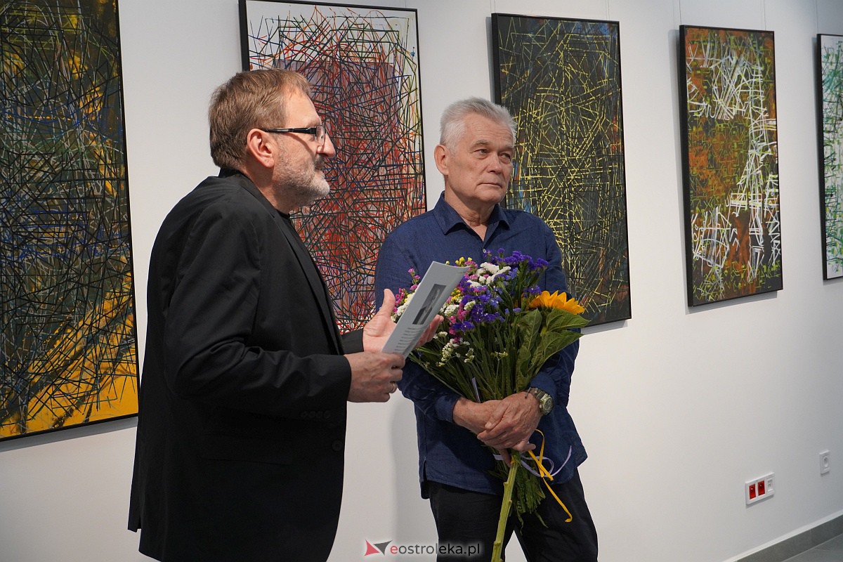 Wernisaż wystawy prac Krzysztofa Olszewskiego (nie)Pewność [13.07.2023] - zdjęcie #8 - eOstroleka.pl