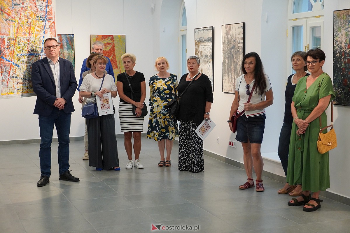 Wernisaż wystawy prac Krzysztofa Olszewskiego (nie)Pewność [13.07.2023] - zdjęcie #7 - eOstroleka.pl