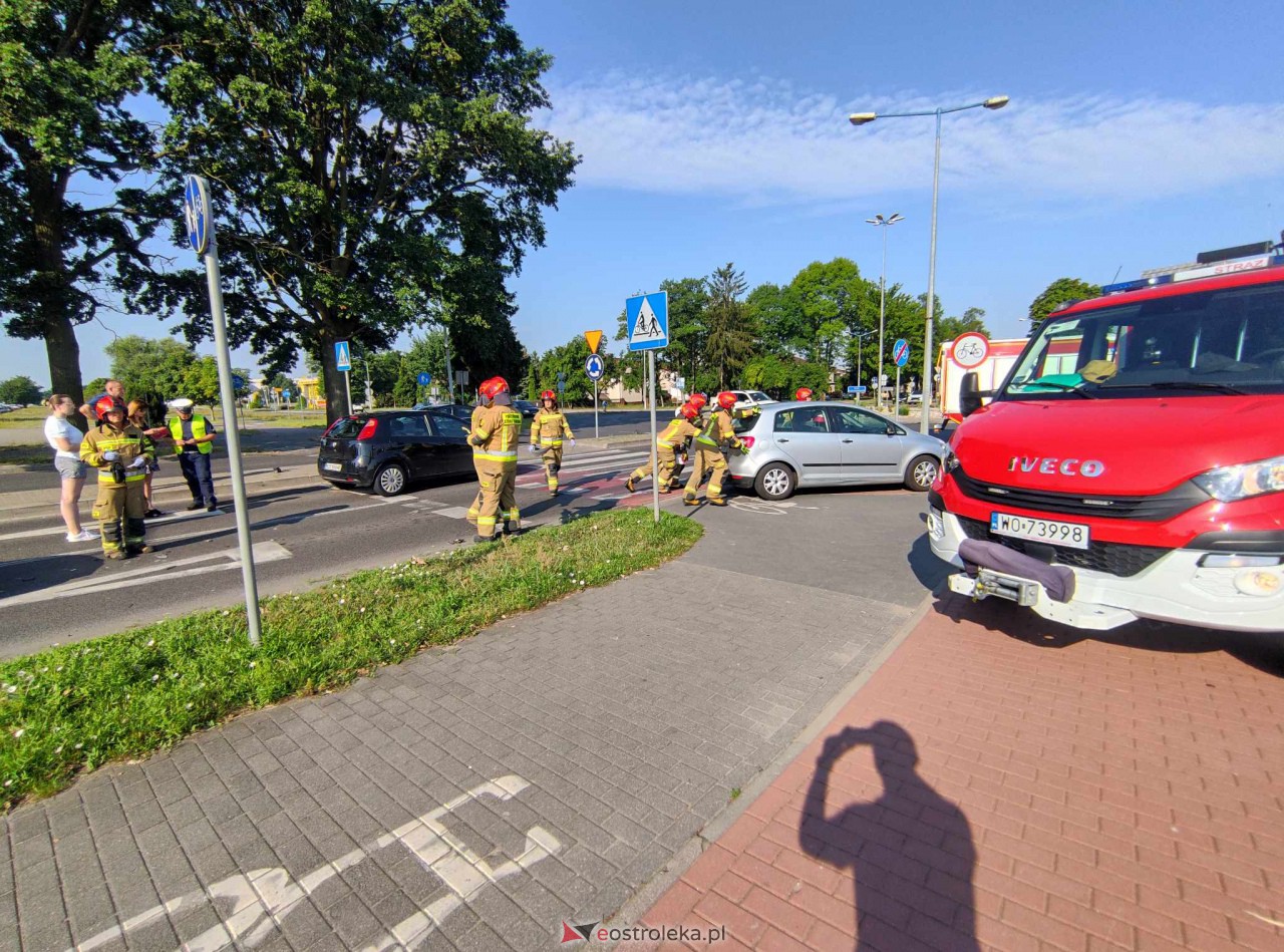 Kolizja na ulicy 11 Listopada w Ostrołęce [14.07.2023] - zdjęcie #1 - eOstroleka.pl