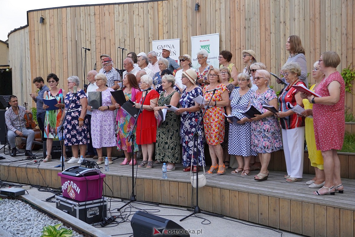 „Muzyczne Lato w Tężni”: Wystąpił Chór O! la! la! [16.07.2023] - zdjęcie #11 - eOstroleka.pl