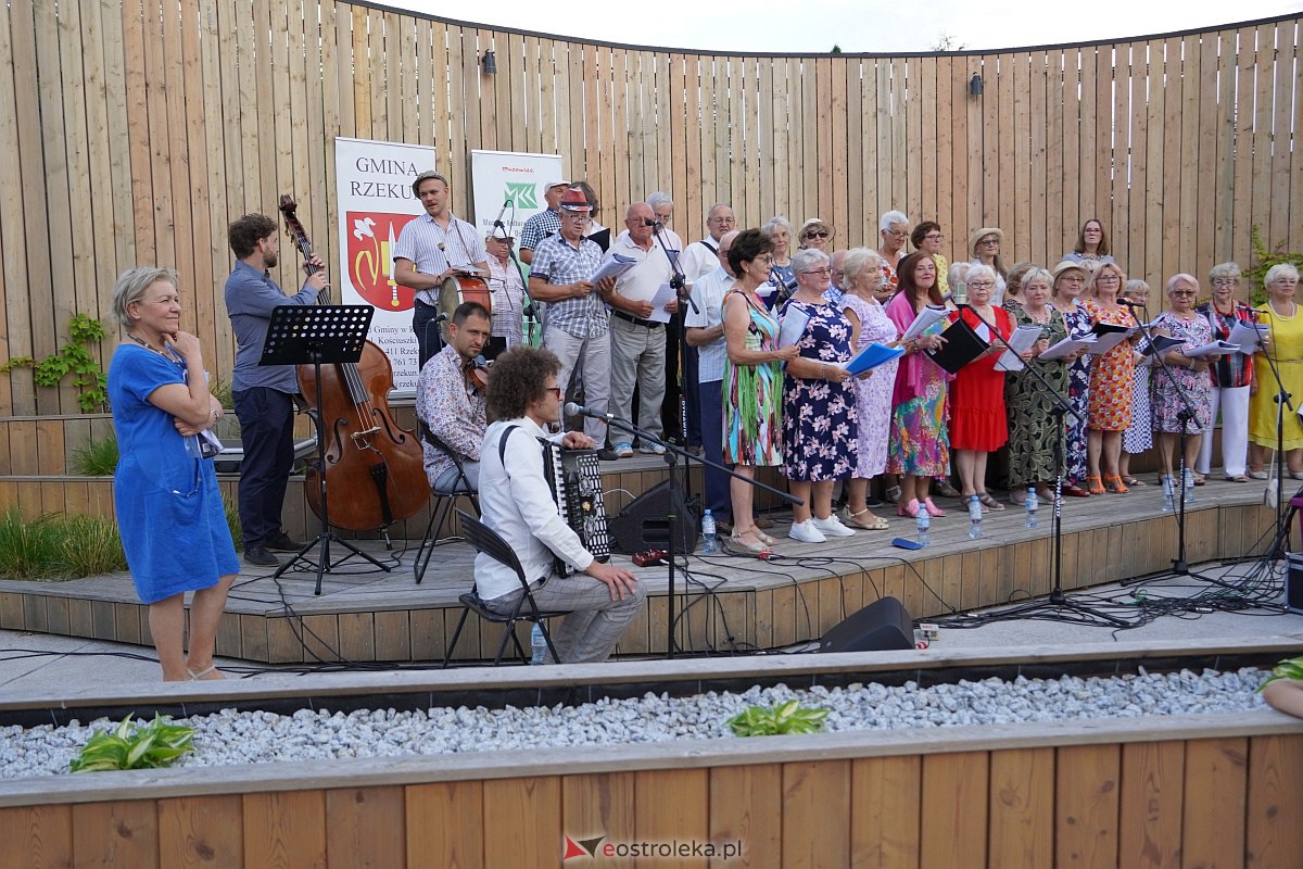 „Muzyczne Lato w Tężni”: Wystąpił Chór O! la! la! [16.07.2023] - zdjęcie #7 - eOstroleka.pl