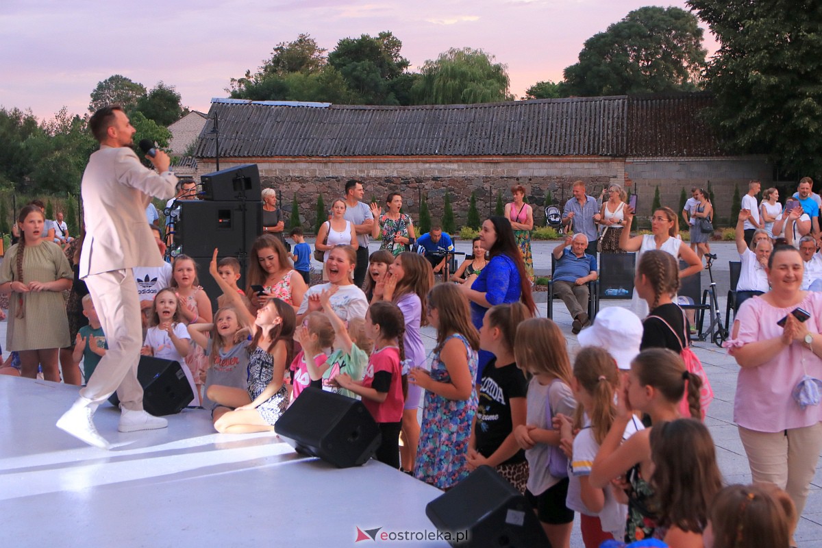 Muzyczne wydarzenie na letniej scenie w Amfiteatrze w Troszynie [16.07.2023] - zdjęcie #101 - eOstroleka.pl